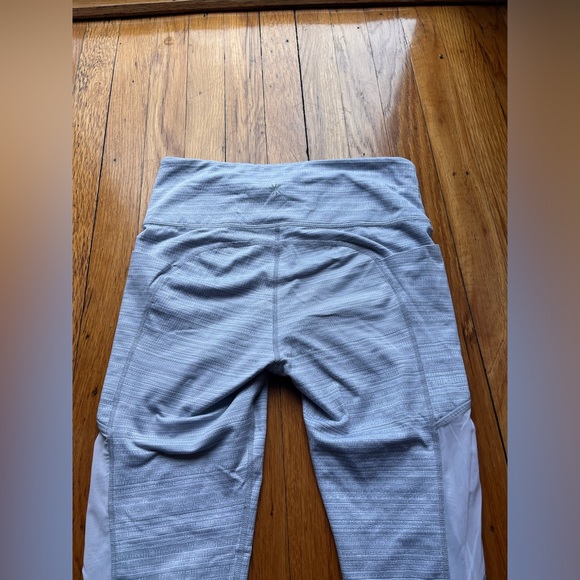 WOMEN'S ATHLETA HIGH RISE GREY/WHITE JACQUARD MESH CHAT TO TOWN CAPRI SIZE M - Picture 1 of 2